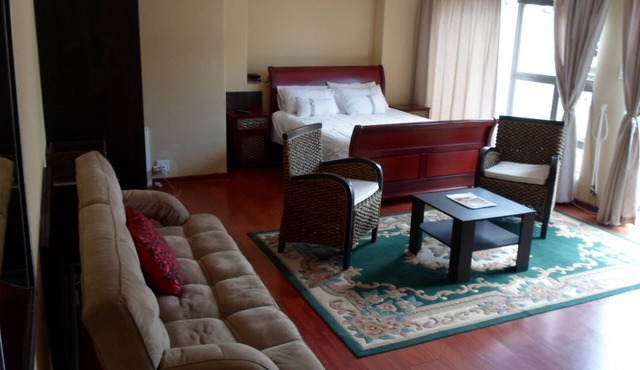 Best Value- Large Modern Studio in Upmarket Area with Guest Services