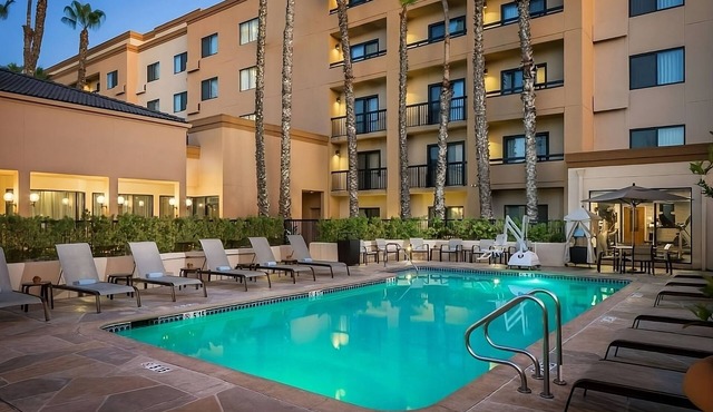 Best Value, Quality Stay! 2 Modern Units Near Newport Sports Museum w/Pool!