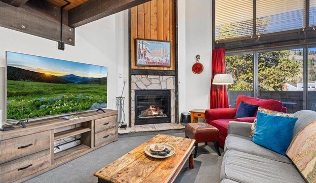 Best value Slopeside! Ski-in/walk-out access, Sleeps 6, Free WiFi, Games