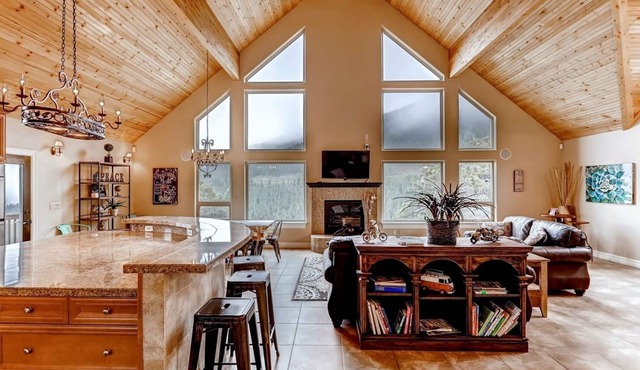 BEST VIEWS 4 BDR Mountain Home. SKI, Red Rock, 26 mins to DENVER. HOT TUB!