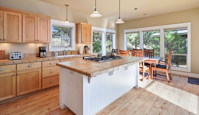 BEST Wild River, Huge Bonus Room, EV Charger, Community Hot Tub (Seasonal Pool)