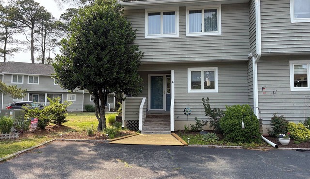 Bethany Coastal Retreat, Fully Updated Home, Pool Access & under 1 mile to Beach