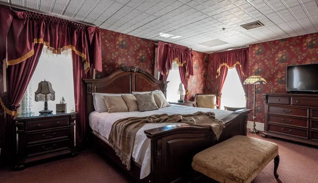 Bethia Room - Big Tree Inn - In-Room Jacuzzi