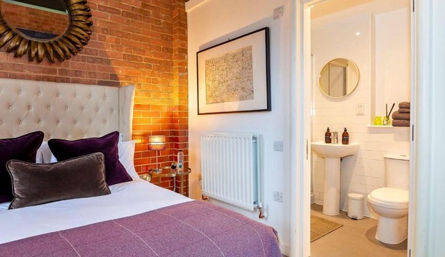 Betts (Private Ensuite room) at Bicester Heritage