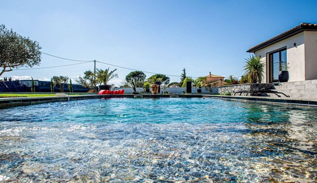 Between Alpilles and Camargue, exceptional villa with A/C near Arles.