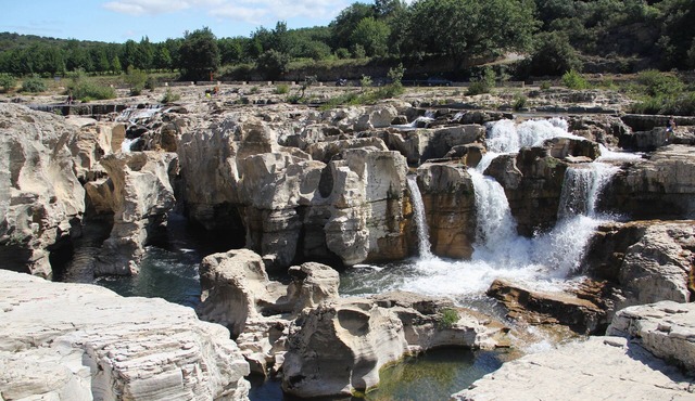 Between Avignon and Uzès, 7 bedrooms, private pool, close to the river.
