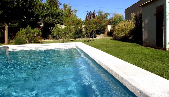Between Avignon and St-Rémy-de-Pce, air-conditioned villa, fenced pool