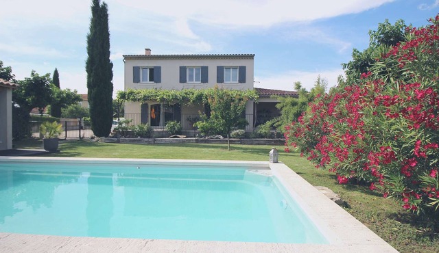 Between Avignon and St-Rémy-de-Pce, air-conditioned villa, fenced pool, dog allowed (1).