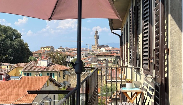 Between Piazzale Michelangelo and Palazzo Vecchio the brightest house
