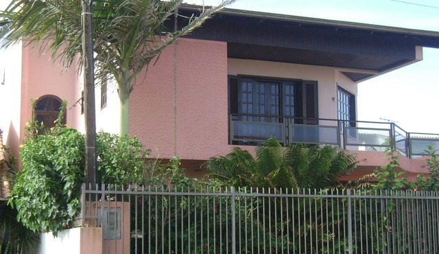 Between Prainha / Praia Grande: 100 m from the sea, with 4 bedrooms, air conditioning and wifi.