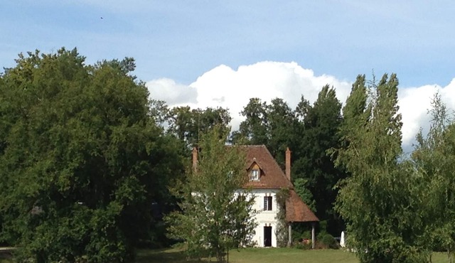 Between Sologne and Loire castles Charming property on the edge of its pond