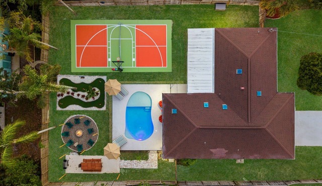 Between The Tides: Heated Pool, Beach, Sports Court. Walk to Amphitheater