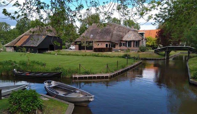 Beyond Amsterdam Private Tour to Giethoorn