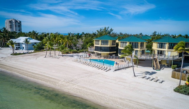 BG Beach Front villa Pool Beach Dock Ocean Sleeps 6 W&D Kitchen Parking WiFi BBQ