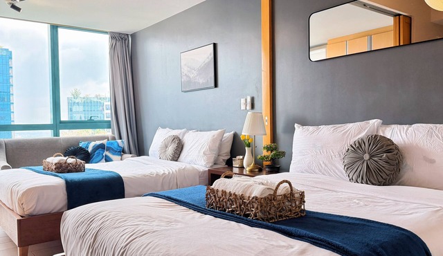 BGC 1BR, Steps to Mitsukoshi & Uptown Malls, 300Mbps Fiber 29K