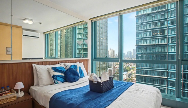 BGC 1BR, Steps to Mitsukoshi & Uptown Malls, 300Mbps Fiber 19C2