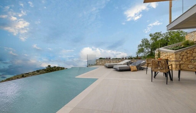 BH989 - C - Suite Lefkada