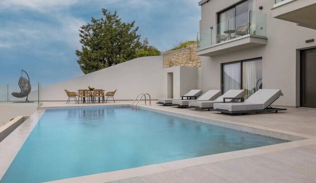 BH990 - C - Suite Lefkada