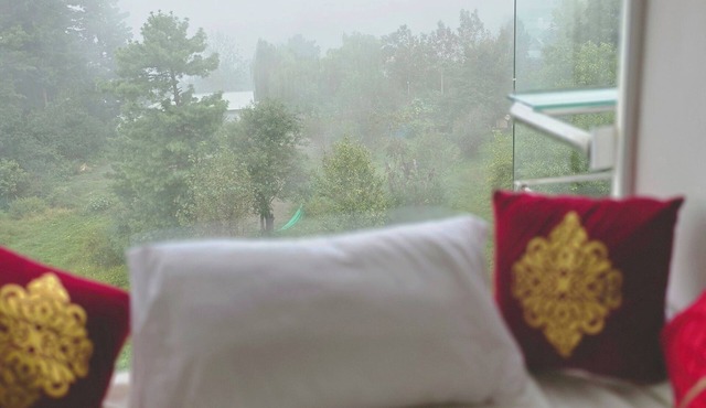 Bhurban Nights - High Floor and huge glass windows with stunning views across