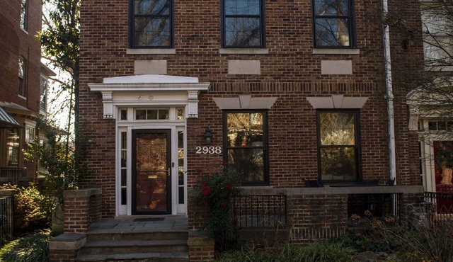 Big and Comfy in Forest HillsCleveland Park by the Metro & Zoo! King Size Bed!
