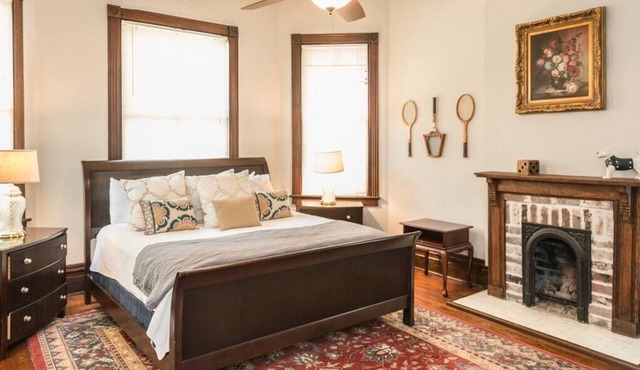 Big Blue House Upper- Near Forsyth Park - Sleeps 8