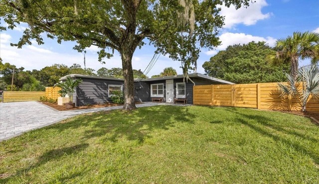 Big & Bright! Downtown 4 BR house & Big Garden. Bikes, Boards & Beach supplies!