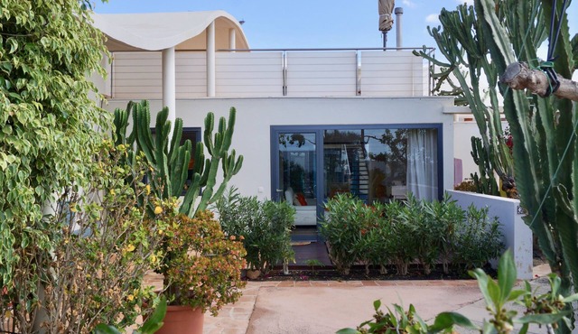 Big bungalow w/private pool, few min. from the sea, protected inner courtyard