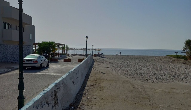 Big cozy apatrtment with private garden, 50ft from beach, 10 min from airport