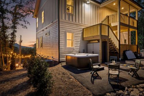 Big Elegant Cabin with Jacuzzi and Equipped Deck in Georgia