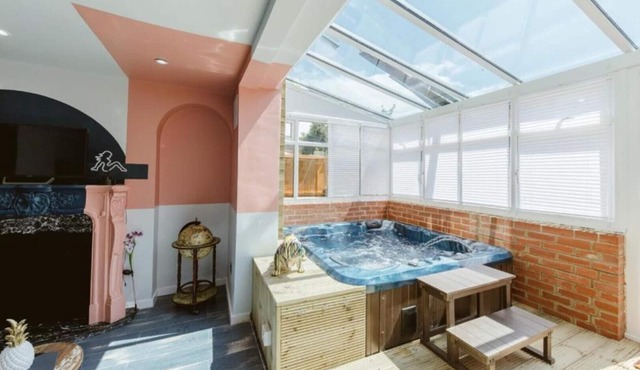 Big House with En-suites a Big garden and Hot-tub near TOWER BRIDGE