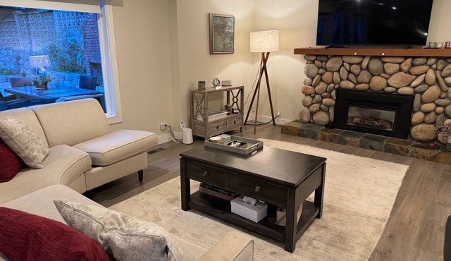 Big modern one-bedroom suite, full kitchen, mins away from ski resort, trails.