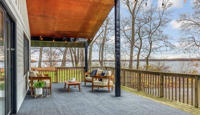 Big Pelican lakefront relaxation oasis w/serene outdoors & min. from D.L.!