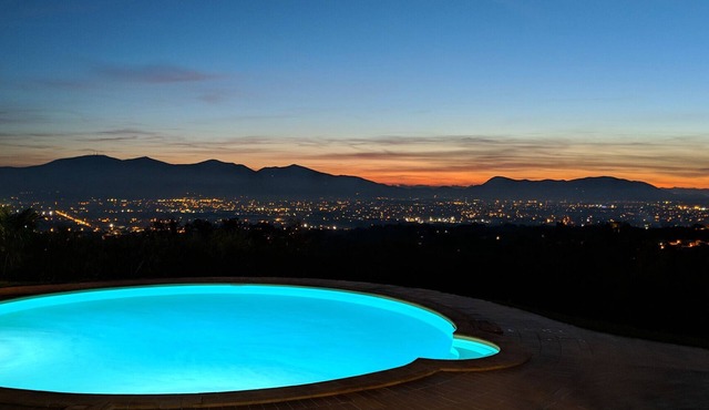 Big Private Garden, AC, Swimming Pool, Hot Tub, Huge Play Area, & Great Views