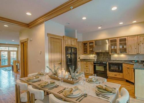 Big Sky Getaway - Fireplace Pool Access