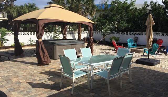 BIG SURF - Very large Beach Home with Hot Tub — 5 Star Rated !