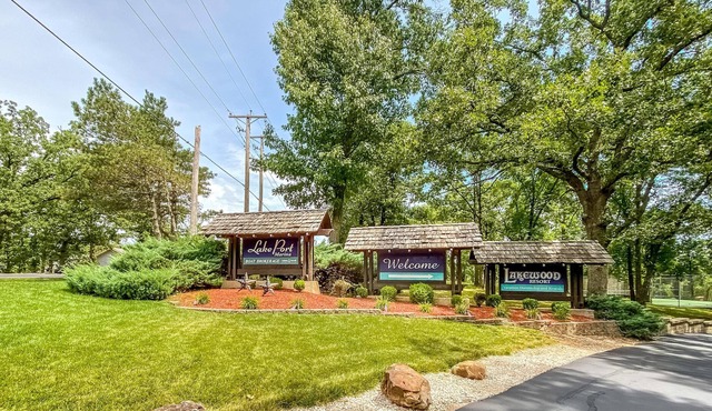 Big, Versatile Condo 602 w/ Full-Size Kitchen, Grill & Deck Overlooking the Lake