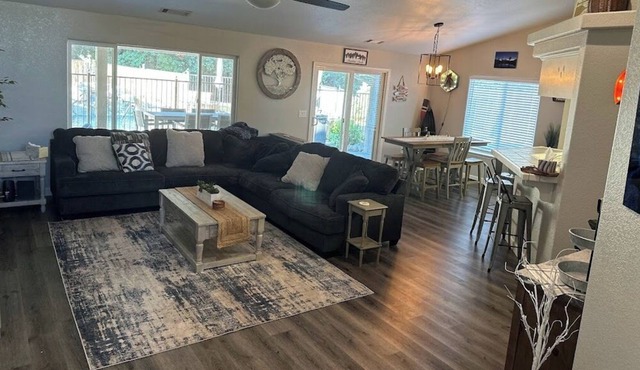 Bigfoot house-10 min from the Lake with sparkling pool and all new furnishings.
