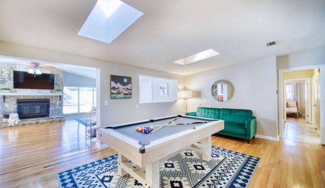 ~Billiard Abode Sleeps 12 Heated Pool & Spa~