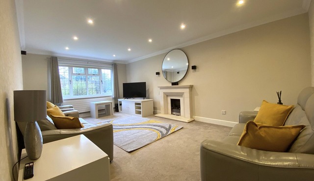 Binfield: Beautiful Five Bedroom House