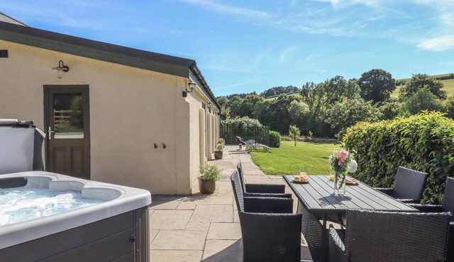 BINNEFORD BARN, family friendly, with hot tub in Cheriton Fitzpaine