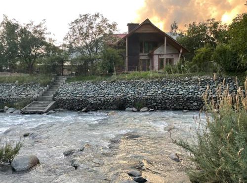 Birdsong Pahalgam 5BR Stay with Riverside