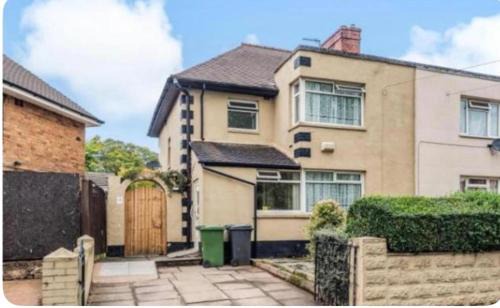 Birmingham 3 bedrooms- Sleeps 6- Free parking