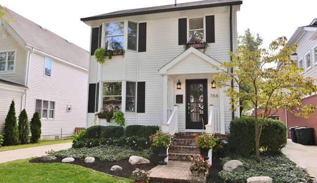 Birmingham in town, Gorgeous Colonial onTree lined street - private fenced yard
