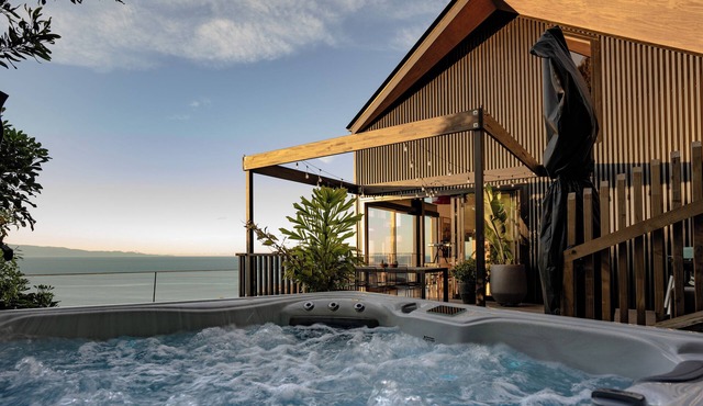 Black Barn Escape - Modern, Architectural, Sea Views, Spa Pool!