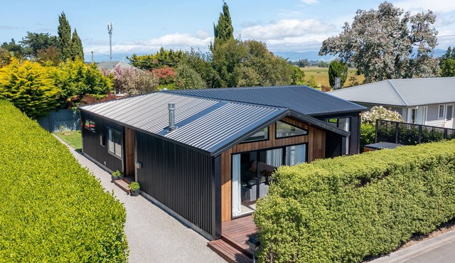 Black Barn Modern: Luxe Martinborough Escape