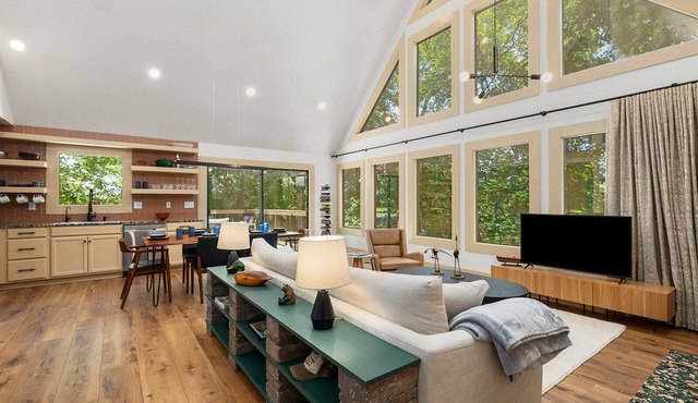 Black Bear Cabin. Luxury 2bed/2 bath, 13 miles to Eureka Springs on Table Rock.