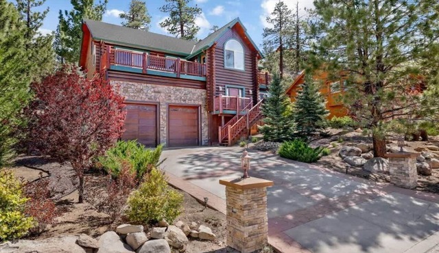 Black Bear Castle, Luxe Log Cabin, Spa, Games. EV