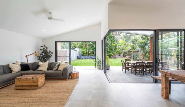 Black Cockatoo - Oceanstays - Pet Friendly
