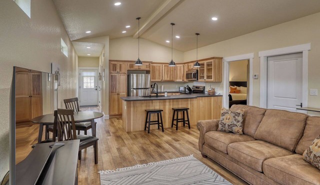 Black Hills Basecamp with Garage-1 Bedroom-Near Mt. Rushmore