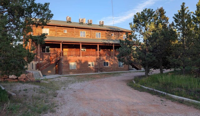 Black Pine Lodge - Pool, Hot Tub, Fire Pit & Game Room